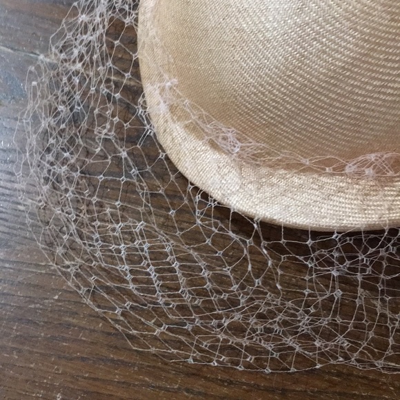 Vintage Formal Wedding Hat - 1970s/80s Peach Hat With Netting Tulle & Bow - Picture 3 of 6